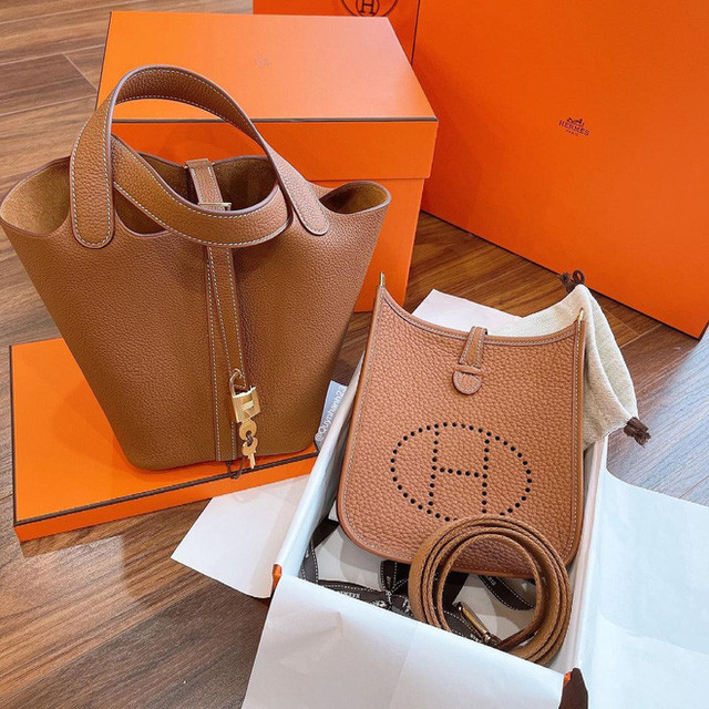 Gần đây, bà xã Duy Mạnh sắm không ít những món đồ của thương hiệu Hermes. Ảnh: Facebook