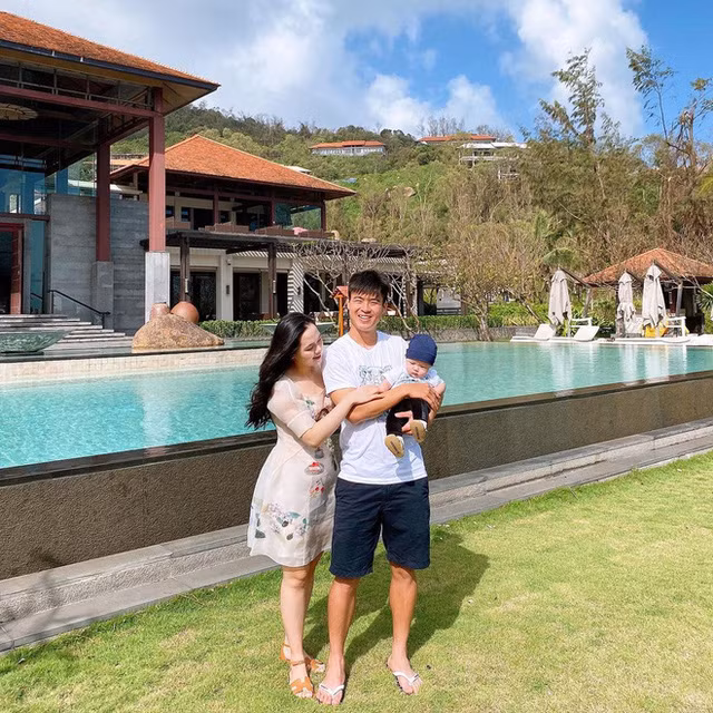 Cả nhà cũng thường xuyên tranh thủ thời gian rảnh rỗi để đi du lịch. Ảnh: Facebook