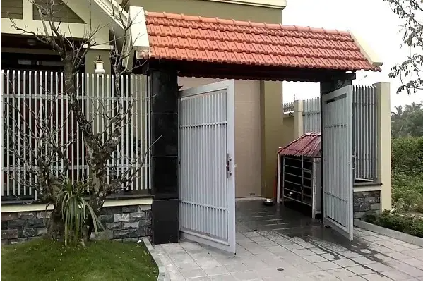 Thêm nữa, các chuyên gia phong thủy cho rằng, việc để cổng nhà mở ra ngoài sẽ giúp nguồn không khí được lưu thông, mang lại những điều may mắn, tốt lành cho gia chủ.