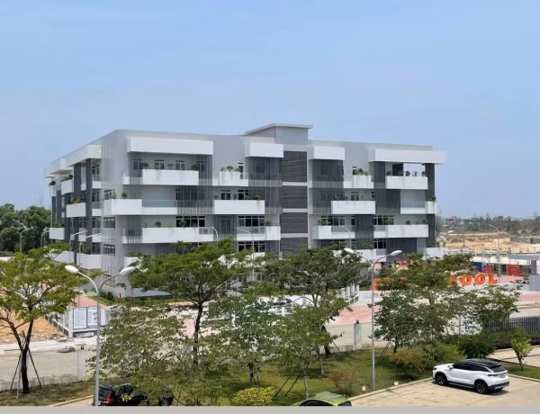 Nằm bên cạnh tòa nhà FPT Complex, FPT School có diện tích đất là 16.335m2 với quy mô xây dựng cao tối đa 5 tầng cho các khối lớp Tiểu học, Trung học cơ sở, Trung học phổ thông và Nhà thi đấu đa năng...Ảnh: FPT city