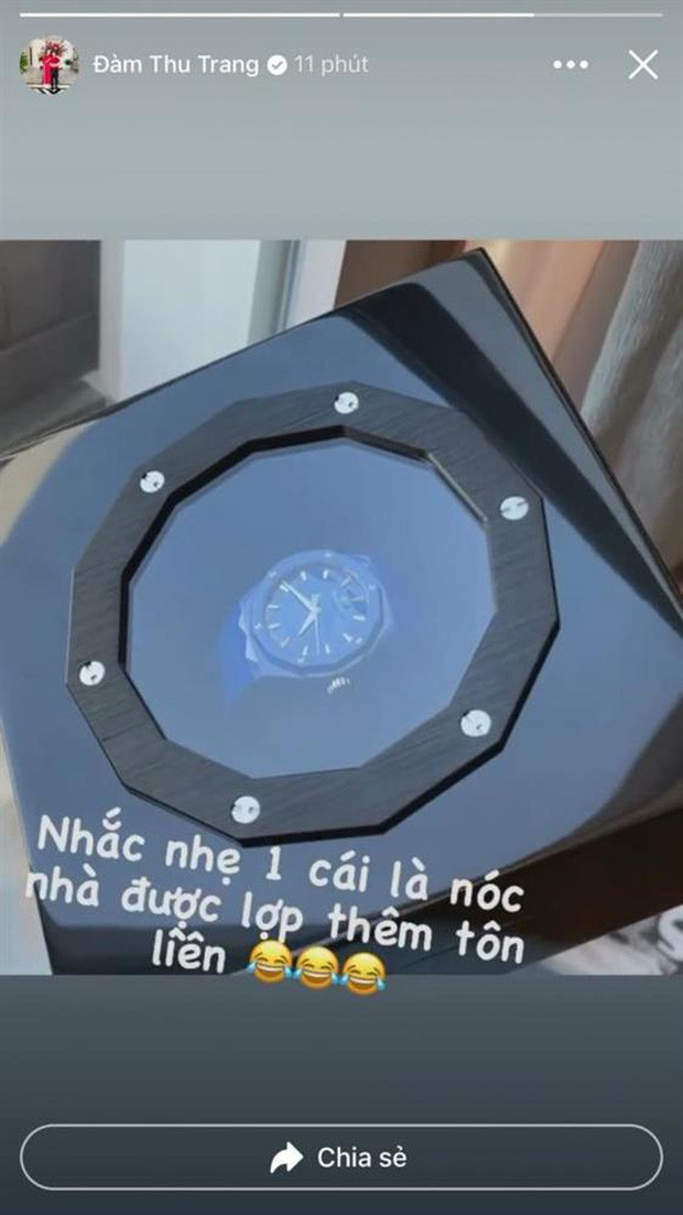 Món quà khiến nhiều người cảm thấy choáng váng. Tuy nhiên, đây không phải lần đầu tiên Cường Đô La chi tiền "khủng" mua quà tặng bà xã. Dịp gần nhất mà đại gia Cường Đô La tặng đồng hồ cho vợ là 8/3. Ảnh: FBNV