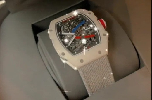 Thông qua hình ảnh, khán giả dễ dàng nhận ra chiếc đồng hồ Cường Đô La tặng vợ là RM 67-02 thuộc thương hiệu nổi tiếng Richard Mille. Ảnh: FBNV