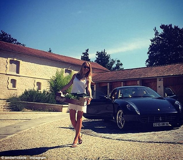 Năm mới là dịp để hội con nhà giàu thế giới được thỏa sức tung hoành mua sắm, tham dự các bữa tiệc linh đình hay cùng nhau tổ chức những chuyến du lịch xa hoa...