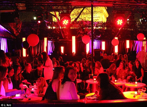 Những bữa tiệc xa hoa trong hộp đêm.