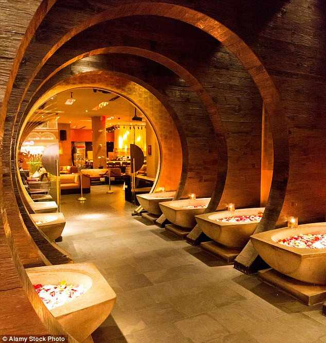 Những ngày nghỉ đầu năm mới cũng là lúc các nàng tiểu thư tận hưởng không gian thư giãn trong khách sạn.