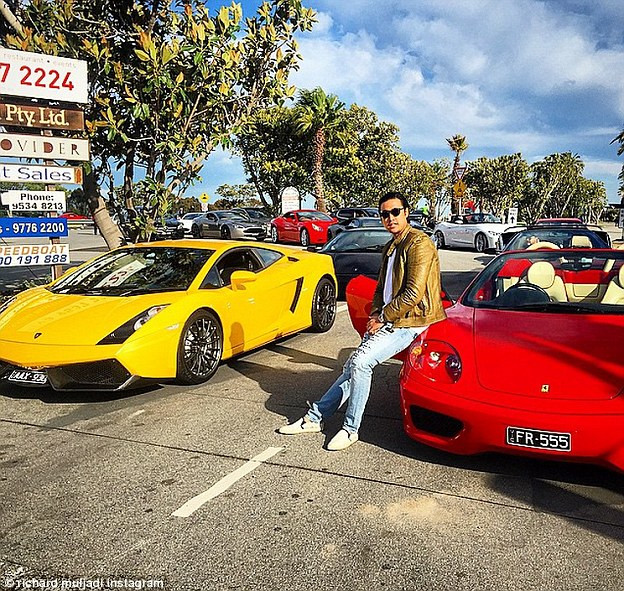 Đeo hồng hồ đắt tiền,lái siêu xe Ferraris và Lamborghinis là cách chơi của chàng thiếu gia này.