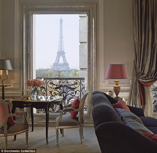 Họ thường nghỉ trong khách sạn sang trọng với giá hàng trăm triệu đồng/đêm.