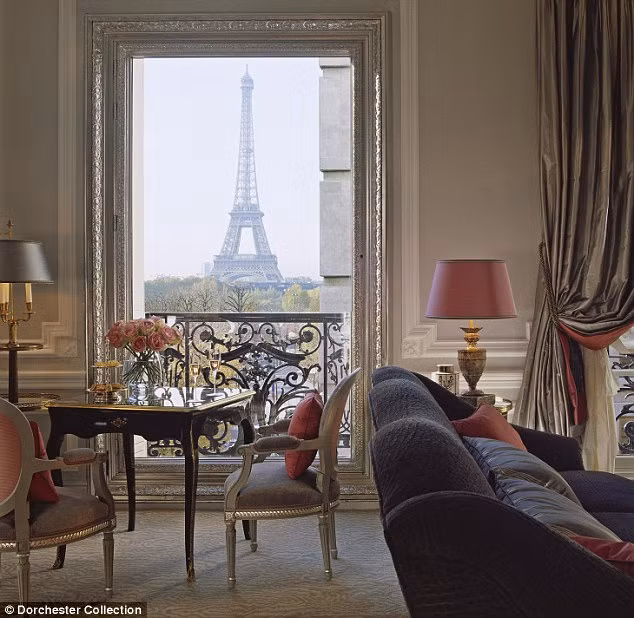 Họ thường nghỉ trong khách sạn sang trọng với giá hàng trăm triệu đồng/đêm.