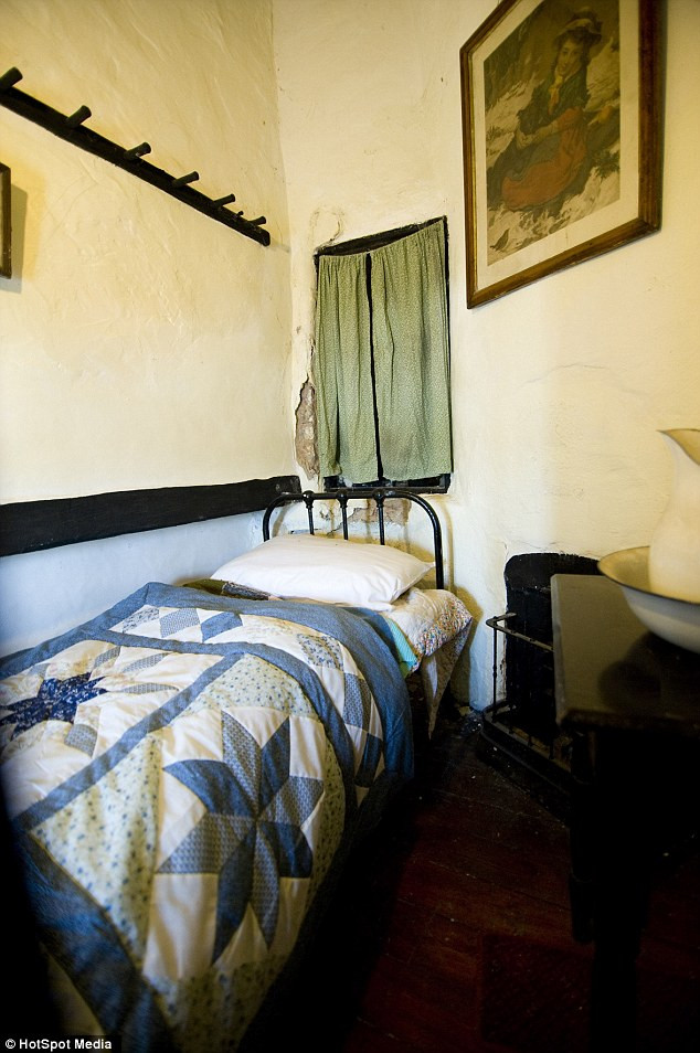 Tầng trên là 1 phòng ngủ chật chội với một ngách nhỏ để chứa đồ.