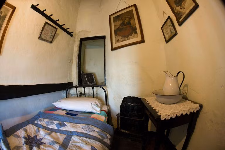 Kể từ đó, ngôi nhà tí hon với mặt tiền màu đỏ đã được truyền lại qua các thế hệ trong gia đình chủ sở hữu suốt hơn 130 năm.