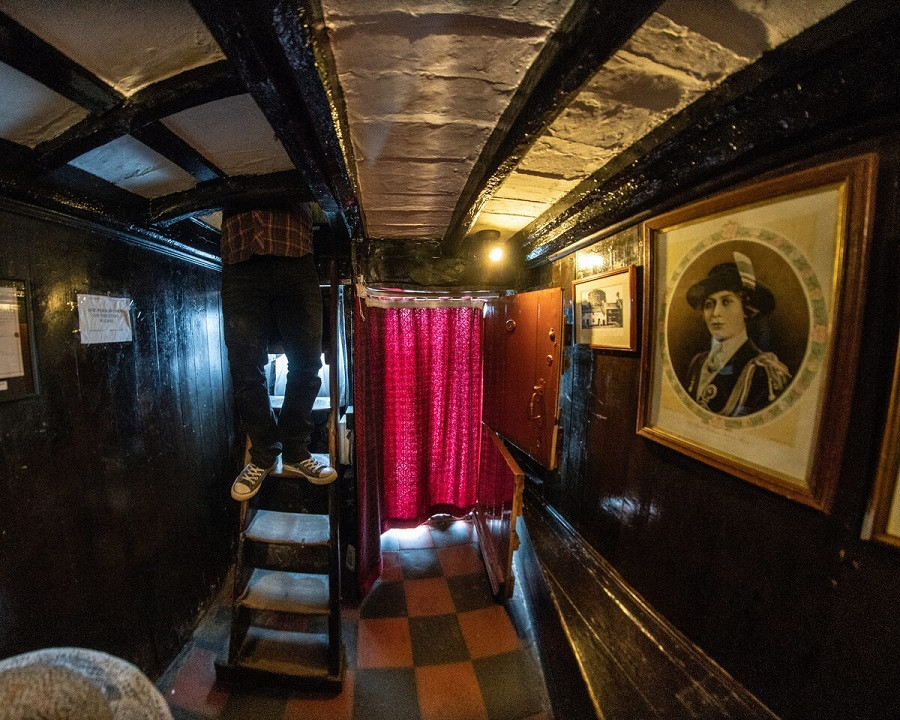 Dù diện tích rất nhỏ nhưng ngôi nhà vẫn được tách thành 2 tầng.