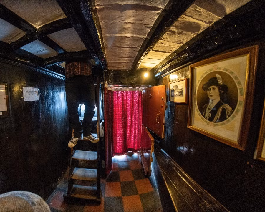 Dù diện tích rất nhỏ nhưng ngôi nhà vẫn được tách thành 2 tầng.