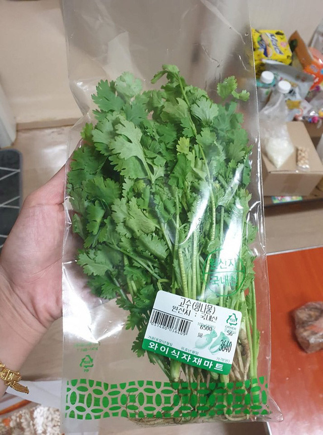 Một túi rau mùi nhỏ xíu ở siêu thị có giá là 6.500 Won (tương đương với 140.000 đồng). Ảnh: Giadinhnet