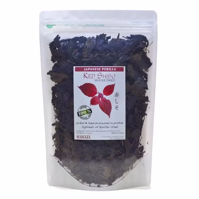 Ngoái bán lá tươi, lá tía tô ở Nhật còn được sấy khô đóng gói, bán trong nước hoặc xuất đi nước ngoài. Một gói lá tía tô sấy như trên được bán giá 16 USD, tương đương gần 400.000 đồng. Ảnh: Giadinhnet.