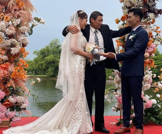 Tiet lo dac biet ve bo vest ong Sinh mac trong dam cuoi Nam-Long-Hinh-4