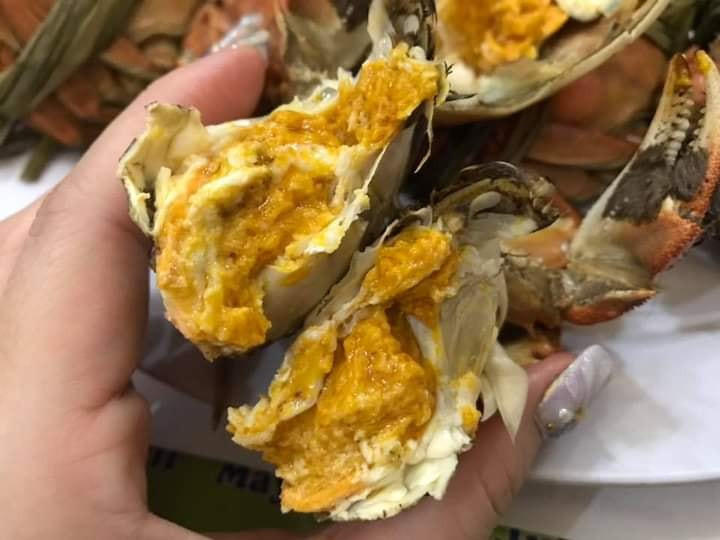 Chị Trang Hà khẳng định, cua da và cua lông giống hệt nhau. Người tiêu dùng mới ăn lần đầu không thể phát hiện ra được. Trong khi đó, cua lông Thượng Hải khá đắt đỏ và hiếm, vận chuyển về Việt Nam cũng rất khó khăn nên giá không thể rẻ như cua da.