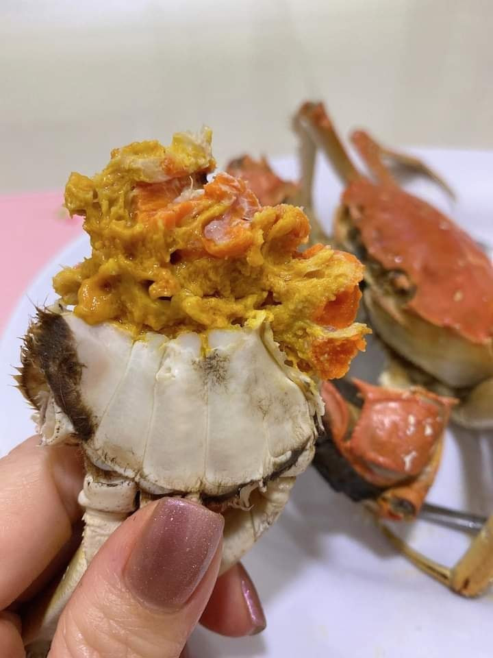 Mỗi con cua lông Thượng Hải đều có nẹp nhựa có mã QR code của cơ sở khai thác độc quyền cua lông tại hồ Dương Trừng.