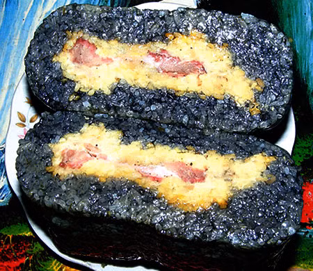 Bánh chưng đen - đặc sản Cao Bằng với hai loại nhân mặn và chay cũng là mặt hàng thu hút người tiêu dùng trong dịp Tết Nguyên đán dù giá bán lên tới cả trăm đồng/chiếc. Ảnh: Internet