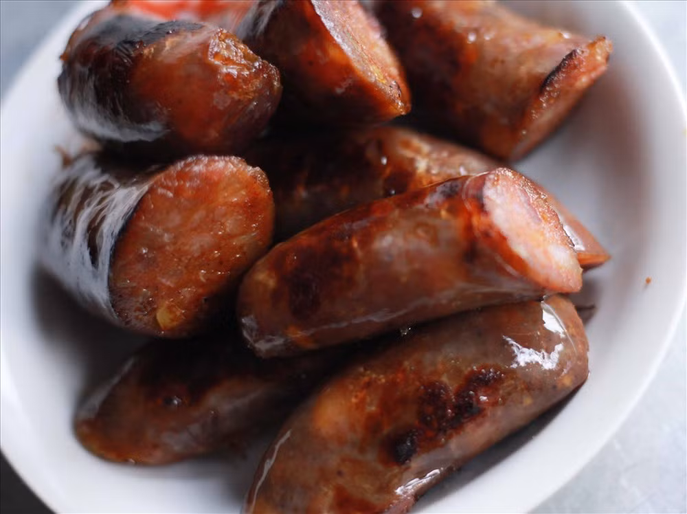 Lạp sườn được làm từ thịt lợn đen, gừng núi, theo công thức bí truyền của người dân vùng cao. Khách mua về có thể chiên qua hoặc nướng cùng sả, rất thơm ngon. Ảnh: Internet