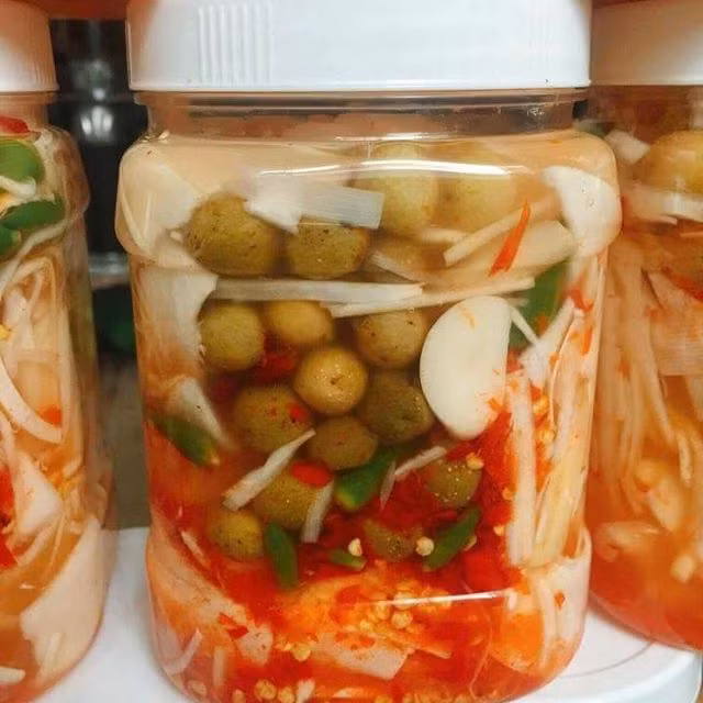 Chị Nông Thị Trang (Lạng Sơn) cho biết năm nào người quen ở Hà Nội cũng đặt mua nhiều đặc sản vùng cao từ măng ngâm mắc mật, bánh chưng đen, thịt gác bếp...Ảnh: Internet