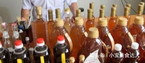 Mỗi năm, món dấm táo này đem lại cho người đàn ông này doanh thu 7 triệu NDT (23,8 tỷ đồng). Ảnh: Chuangyejia