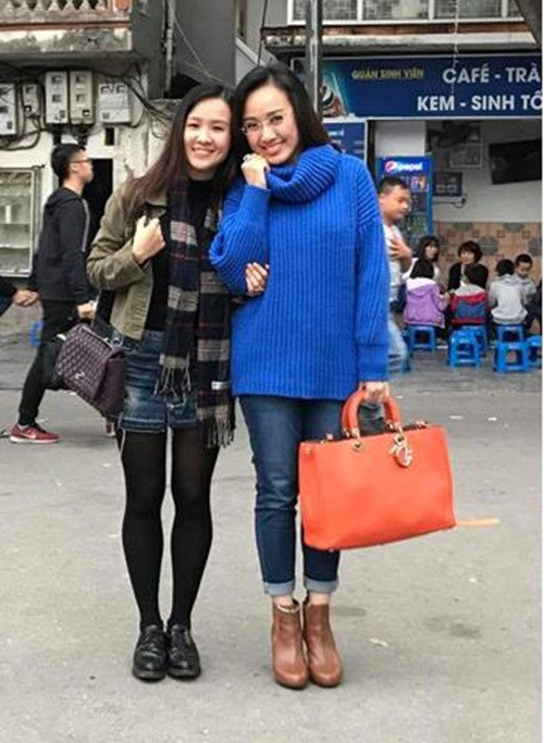 Túi Dior màu cam nổi bật giá khoảng 80 triệu đồng. Ảnh: Internet