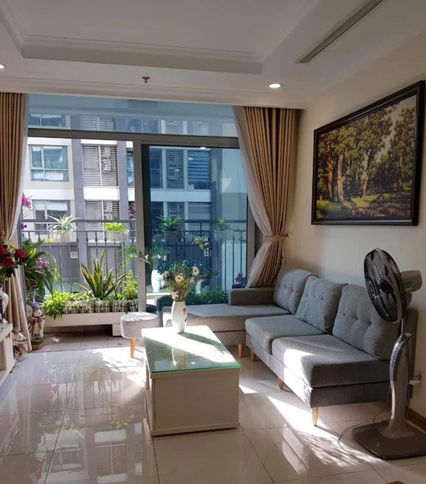 Căn hộ của BTV Hoài Anh khá đơn giản nhưng được trang hoàng nhiều loại hoa trong những ngày Tết Tân Sửu 2021. Ảnh: FBNV.