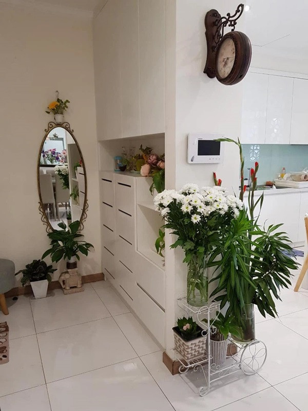 Ngoài hoa, BTV Hoài Anh còn trang trí nhà với nhiều cây cảnh khác. Ảnh: FBNV.