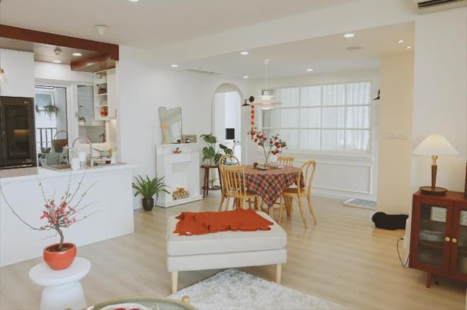 Nội thất trong căn hộ chủ yếu mang gam màu trắng, be, kem trông bình yên, dịu mắt.