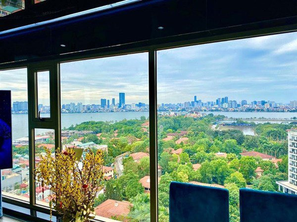Đứng từ căn hộ của tiểu thư Hà Nội có thể nhìn toàn cảnh Hồ Tây cực thoáng đãng.