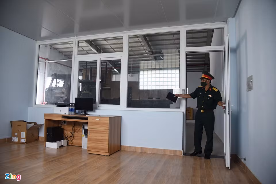 Công tác đảm bảo an toàn phải đưa lên một tầm cao hơn. Đơn vị cũng đã tổ chức đóng quân canh phòng và phối hợp với công an để bảo vệ kho vaccine", lãnh đạo kho chia sẻ.