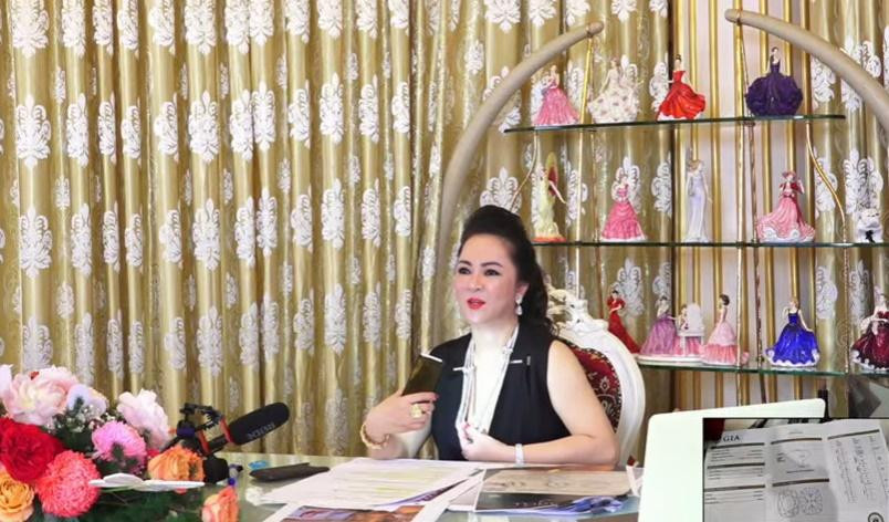 Bà Hằng còn khoe sợi dây chuyền nặng 300 carat.