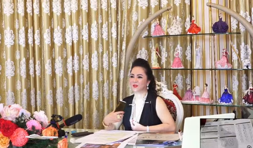 Bà Hằng còn khoe sợi dây chuyền nặng 300 carat.