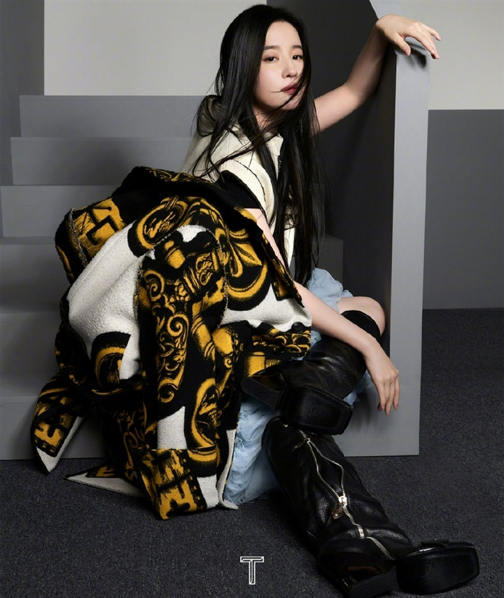 Sau tin đồn bị hạn chế hoạt động vì đợt càn quét rát mặt của showbiz Trung, lần xuất hiện này của "thần tiên tỷ tỷ" giống như liều thuốc an thần cho các fan hâm mộ.