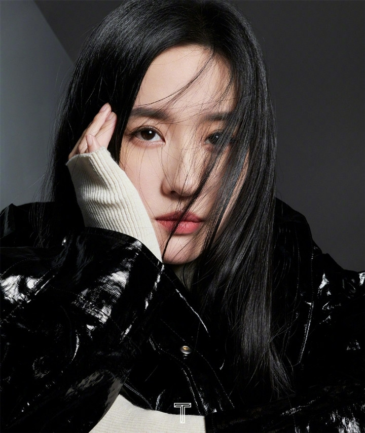 Được biết, với thân phận là đại sứ thương hiệu toàn cầu của nhãn hàng Louis Vuitton, từ đầu năm đến nay, Lưu Diệc Phi nhận được rất nhiều lợi ích đáng ghen tị. Trong năm 2021, nữ diễn viên đã lên 4/5 bìa thuộc ngũ đại tạp chí của làng giải trí Hoa ngữ gồm VOGUE, Harper’s BAZAAR, ELLE va Marie Claire.