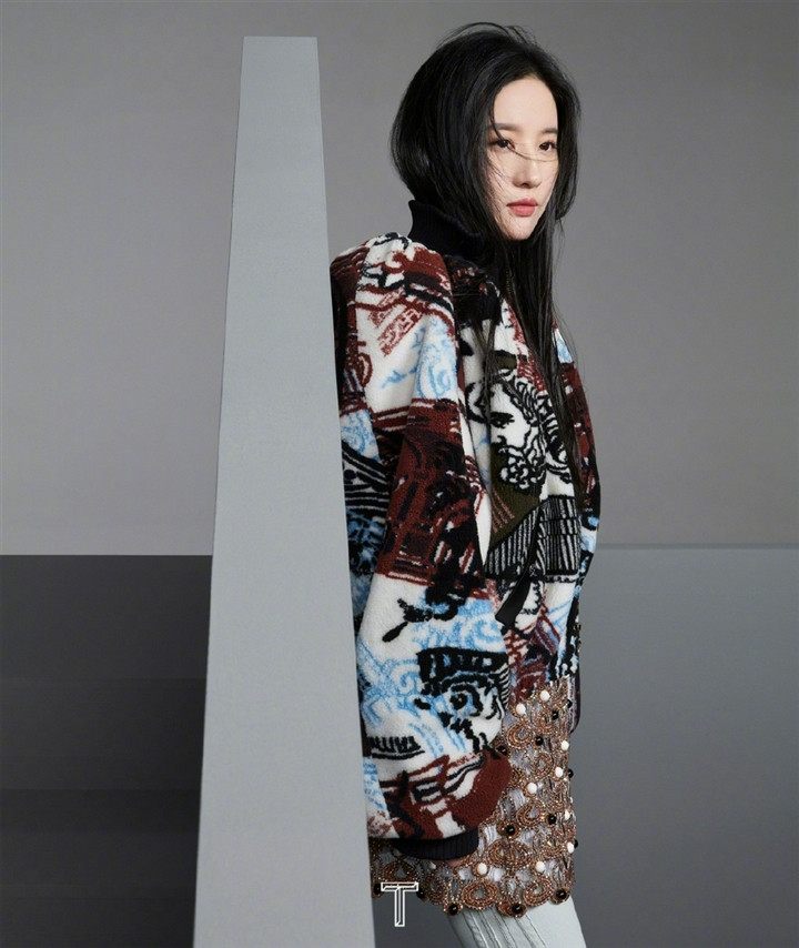 Lần xuất hiện này của Lưu Diệc Phi là lần đầu tiên cô nàng cộng tác với T Magazine, cũng do Louis Vuitton tác động. Được biết, đây là một tạp chí danh tiếng, phiên bản dành cho thị trường Trung Quốc của tạp chí The New York Times Style - Ấn phẩm chuyên mảng thời trang, phong cách sống, làm đẹp, du lịch và thiết kế.