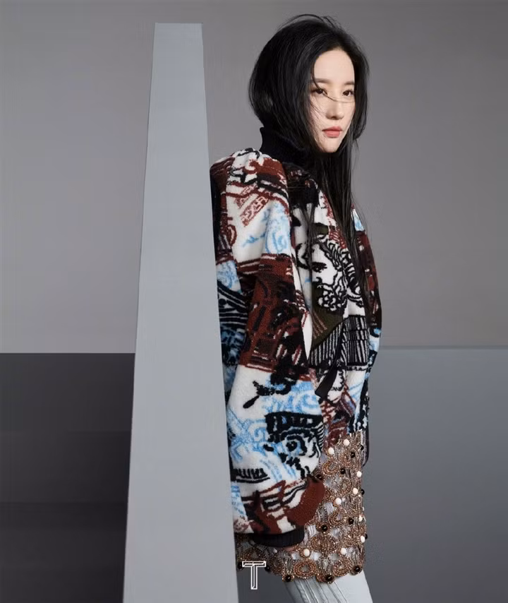 Lần xuất hiện này của Lưu Diệc Phi là lần đầu tiên cô nàng cộng tác với T Magazine, cũng do Louis Vuitton tác động. Được biết, đây là một tạp chí danh tiếng, phiên bản dành cho thị trường Trung Quốc của tạp chí The New York Times Style - Ấn phẩm chuyên mảng thời trang, phong cách sống, làm đẹp, du lịch và thiết kế.