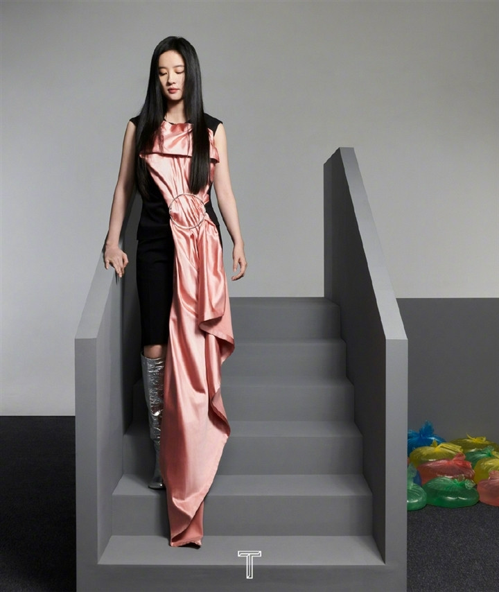 Cách mix đồ cũng lạ mắt, sáng tạo, có những khoảnh khắc xuất thần, nhìn chung vẫn phát huy được khí chất của một minh tinh hàng đầu C-biz, khiến người xem vô cùng mãn nhãn.