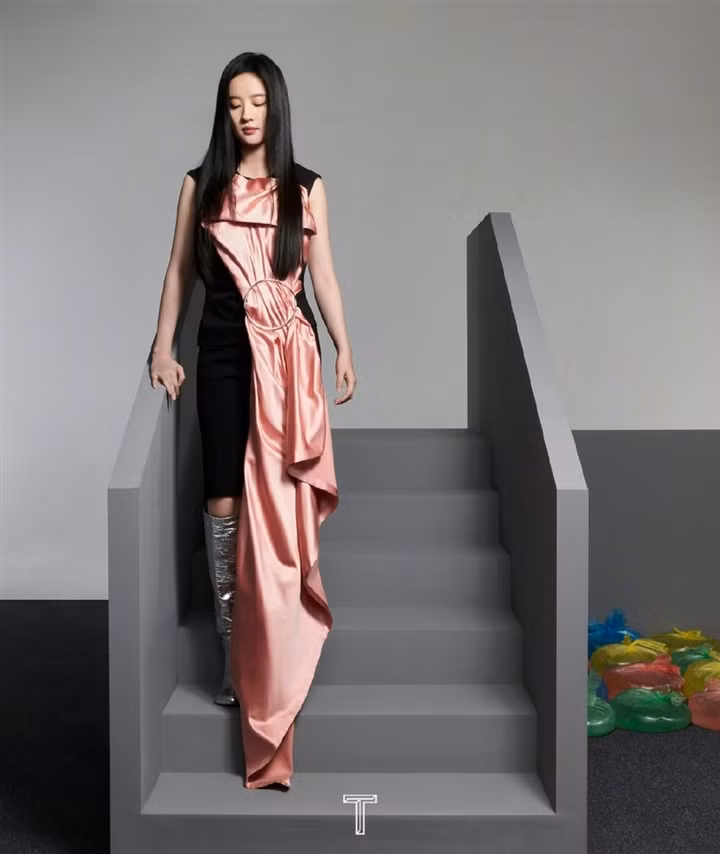 Cách mix đồ cũng lạ mắt, sáng tạo, có những khoảnh khắc xuất thần, nhìn chung vẫn phát huy được khí chất của một minh tinh hàng đầu C-biz, khiến người xem vô cùng mãn nhãn.