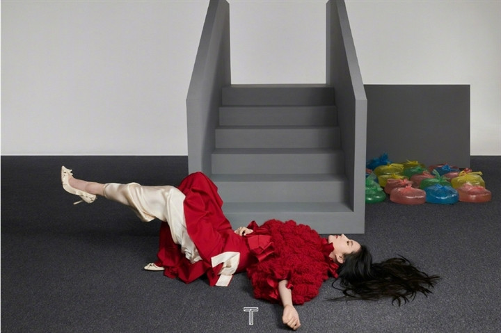 Mặc dù vậy, không thể phủ nhận rằng Lưu Diệc Phi diện trang phục nào cũng rất đẹp và lôi cuốn vì cô nàng đẹp tự nhiên, không can thiệp dao kéo.