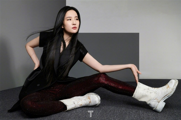 Trên T Magazine, Lưu Diệc Phi diện BST Thu Đông 2021 của thương hiệu Louis Vuitton. Cô nàng có nhiều tạo dáng độc đáo, ấn tượng, khác hẳn với phong cách sang trọng, nữ tính và ngọt ngào vốn có của mình.