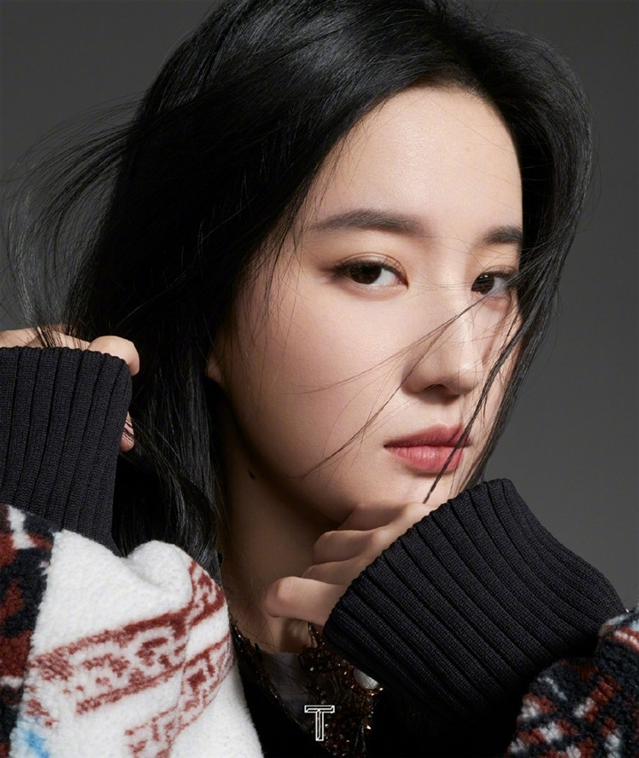 Cô nàng cũng là minh tinh sinh sau 1985 mở khóa toàn bộ ngũ đại và nhị tiểu tạp chí đình đám Trung Quốc.