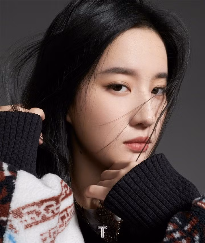 Cô nàng cũng là minh tinh sinh sau 1985 mở khóa toàn bộ ngũ đại và nhị tiểu tạp chí đình đám Trung Quốc.