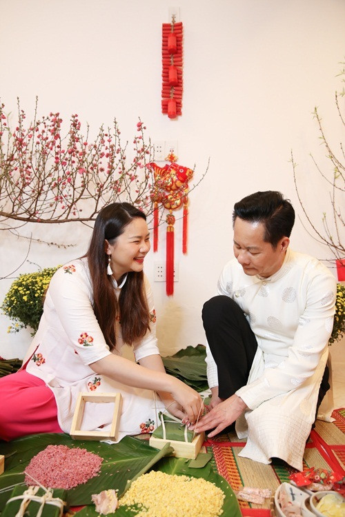 Đại gia Đức An gói bánh chưng cùng vợ để cảm nhận không khí Tết cổ truyền của dân tộc.