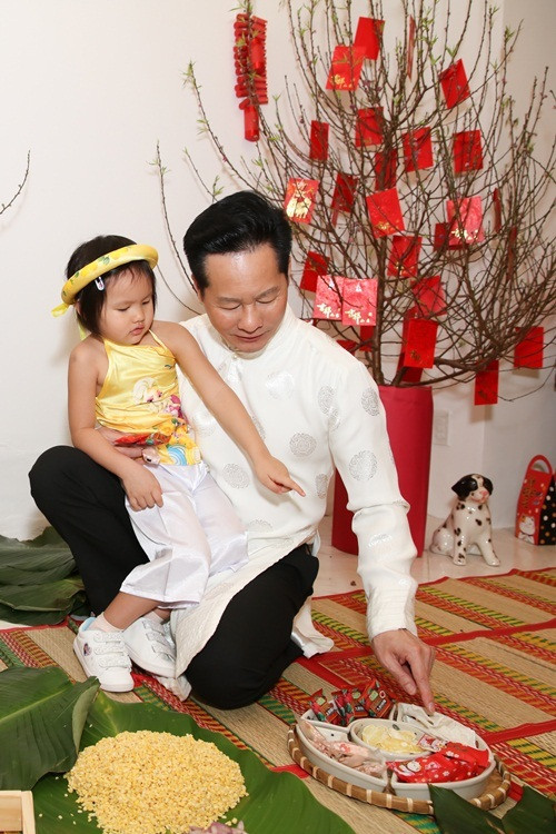 Phan Như Thảo và ông xã mong con gái biết thêm nhiều hơn về nét truyền thống mà ông bà ngày xưa để lại. Nguồn ảnh: FBNV.