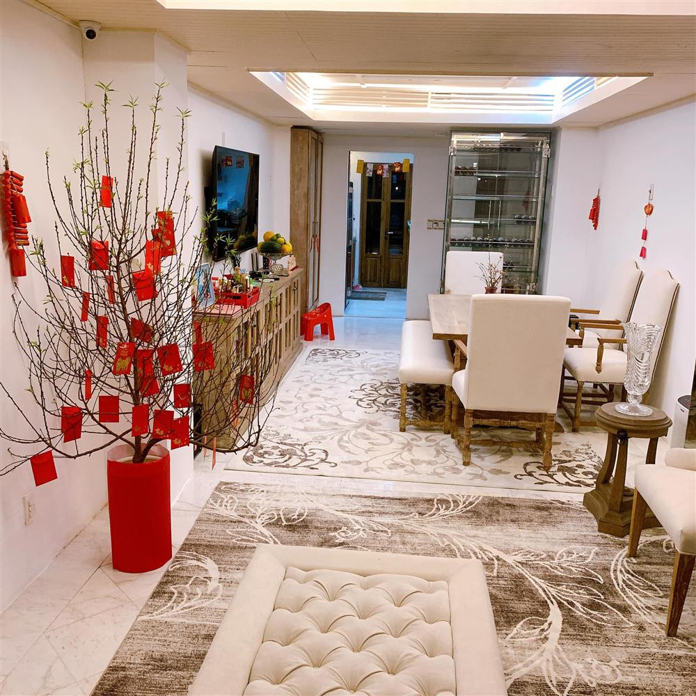 Những phong bao lì xì đỏ cho không gian biệt thự của Phan Như Thảo ngập tràn không khí Tết.