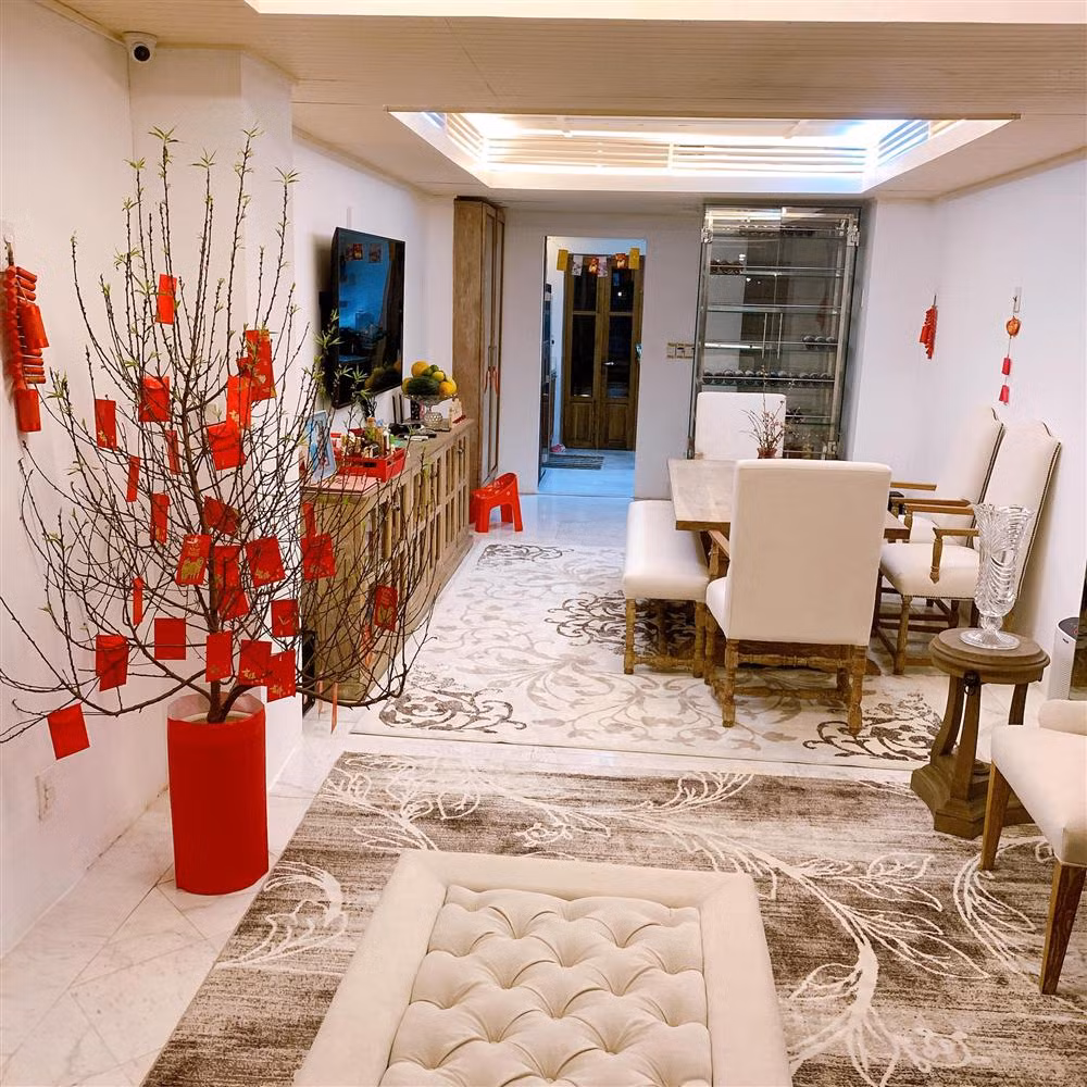 Những phong bao lì xì đỏ cho không gian biệt thự của Phan Như Thảo ngập tràn không khí Tết.