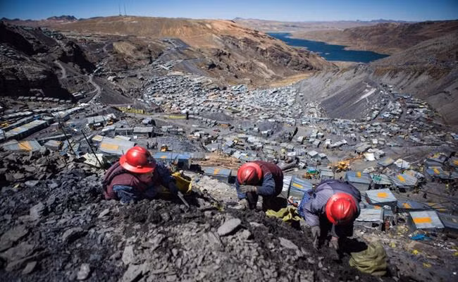 Hiện tại, Mali có hơn 2.000 mỏ vàng và một số mỏ khoáng sản khác đang được khai thác. Thống kê cho thấy, người Mali mỗi năm đào được lượng vàng trị giá hàng triệu USD. Chủ một mỏ vàng có thể thu được hơn 2.000 tỷ đồng/năm.