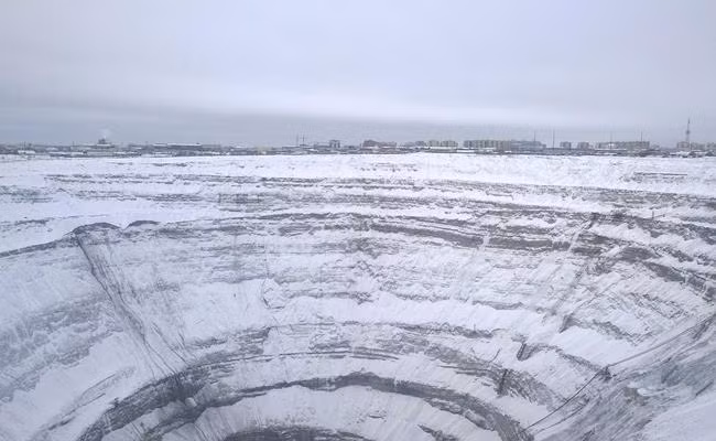 Mirne là mỏ kim cương lộ thiên đắt nhất thế giới với giá trị lên tới 17 tỷ USD. Mỏ này đóng góp tới 23% tổng số kim cương trên toàn thế giới.