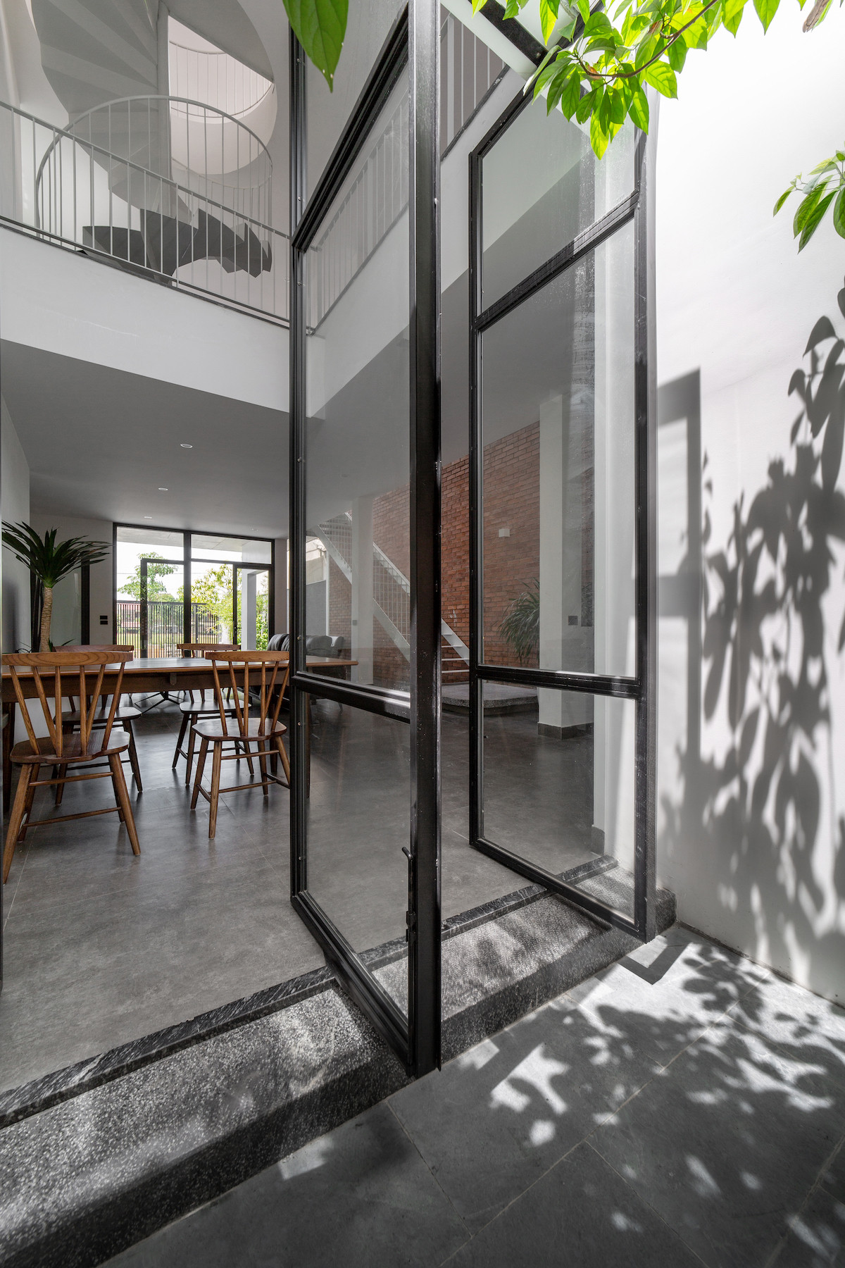 Trục giao thông đứng cũng được đổi vị trí và chuyển tiếp linh hoạt giữa các tầng tạo ra nhiều góc nhìn mới mẻ hơn.